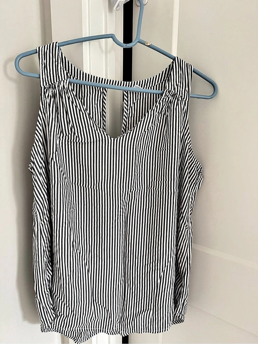 Old Navy Striped Tank Top in White & Black Size Large Like New
